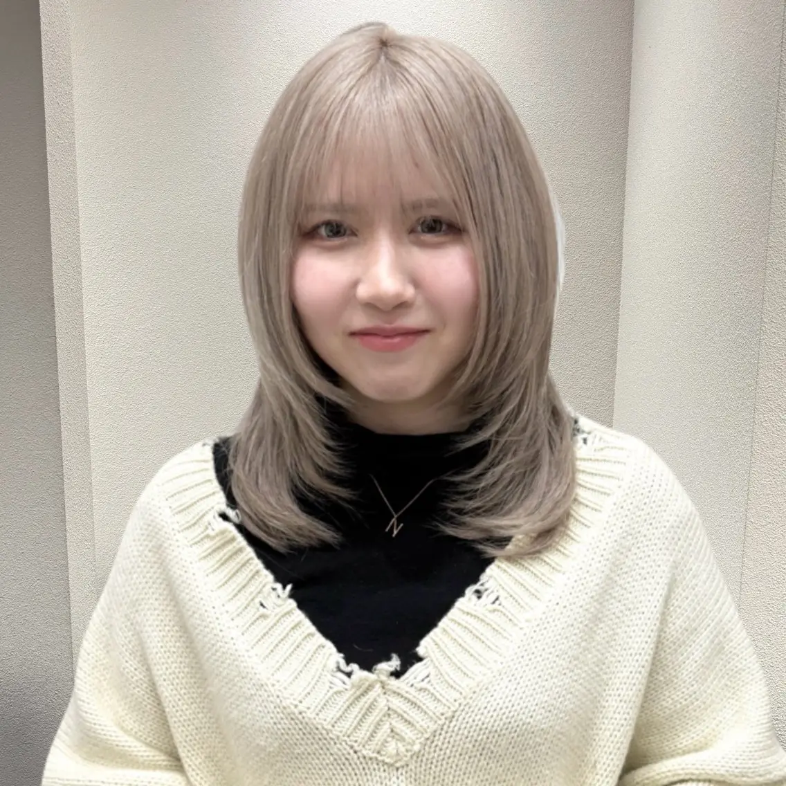 ミディアム カラー ベージュカラー ブリーチ ケアブリーチ ハイトーンカラー ホワイトベージュ カット ✨ブリーチ支持No1 複雑履歴修正/舘岡のヘアスタイル