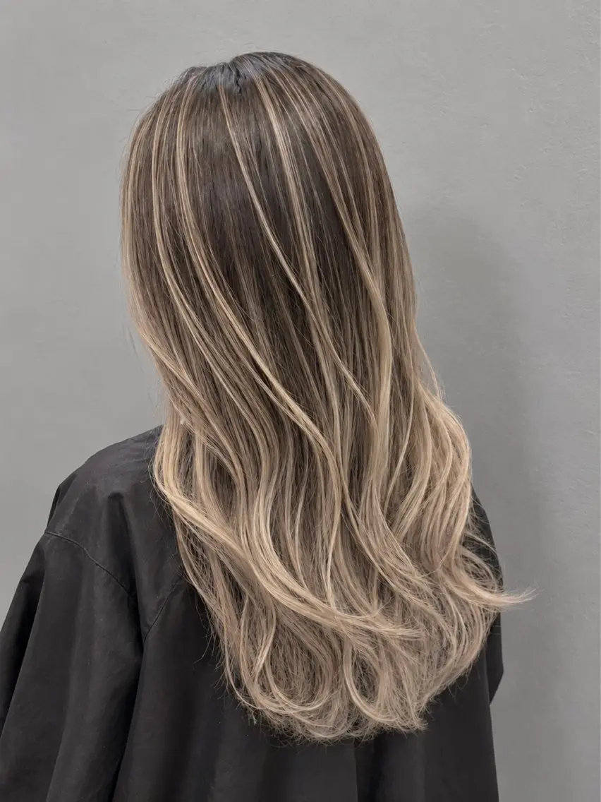 ロング レイヤーカット 🤍HIKARI🤍 ハイライトのヘアスタイル