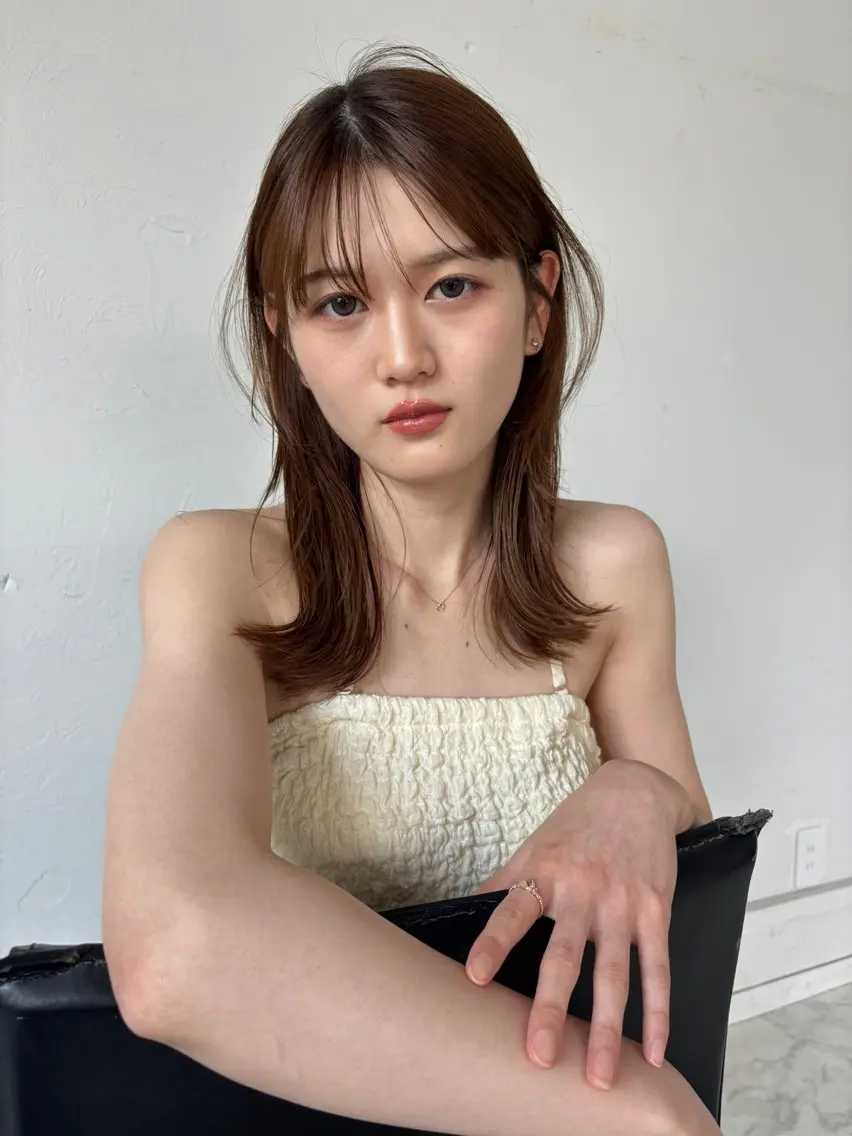 ミディアム カラー 垢抜け小顔レイヤー オリーブ/スミレのヘアスタイル