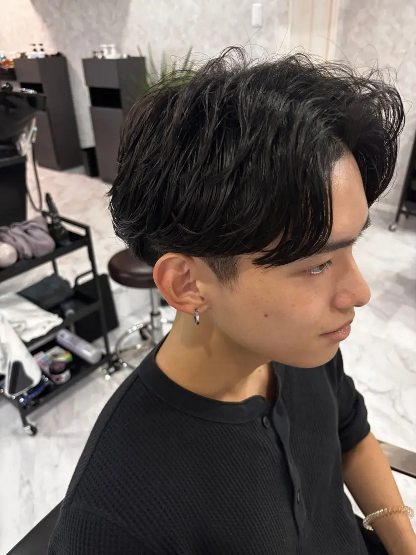 ミディアム パーマ メンズ ミディアムパーマ フェザーパーマ メンズパーマ ニュアンスパーマ Men's Rico Chihayaのヘアスタイル