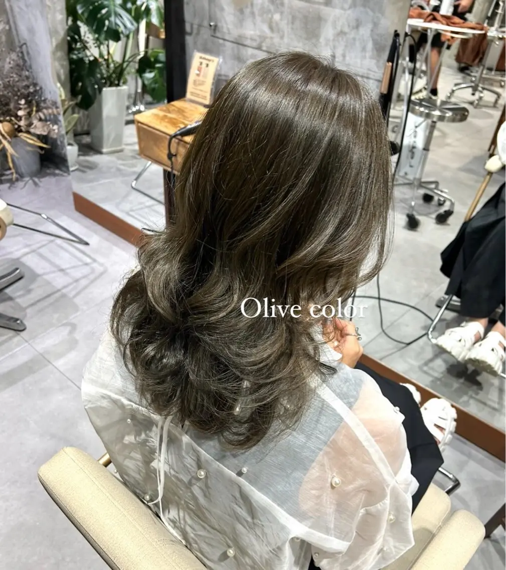 セミロング カラー グレージュ オリーブグレージュ オリーブグレー 似合わせカット/ 青竹真璃亜のヘアスタイル