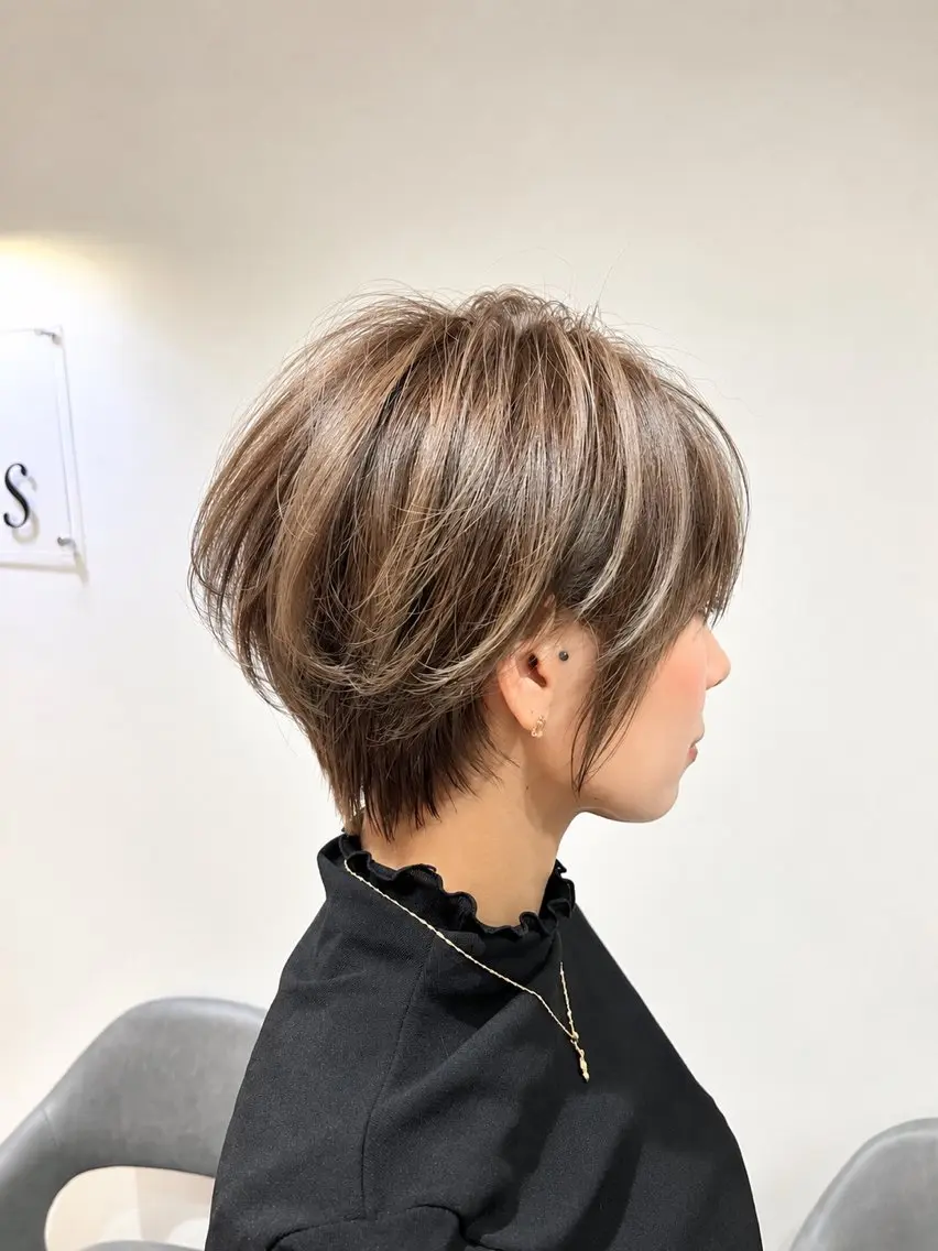 ショート カラー ハイライトカラー くびれヘア ハイライト ショートヘア カット ヘアカラー ショート特化 I's 心斎橋のヘアスタイル