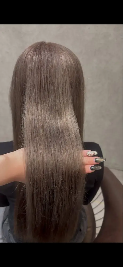 ロング ヘアカラー トリートメント Nanami / ベージュ/グレージュのヘアスタイル