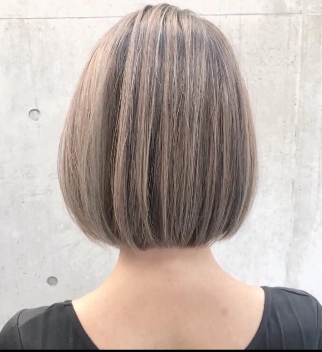 ショート カラー アッシュ ベージュカラー ブルーカラー グレージュ ハイトーンカラー ヘアカラー AKI アキのヘアスタイル