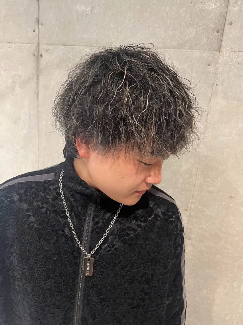 【これであなたもオシャレメンズ😎】カット+パーマ+メッシュハイライト✨【土日祝+¥1000】の写真