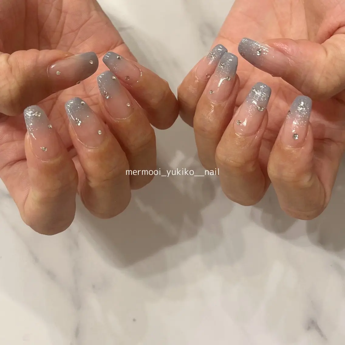 ネイル ブルー キラキラネイル マグネットネイル ニュアンスネイル ワンホンネイル mermooi nailのネイルデザイン
