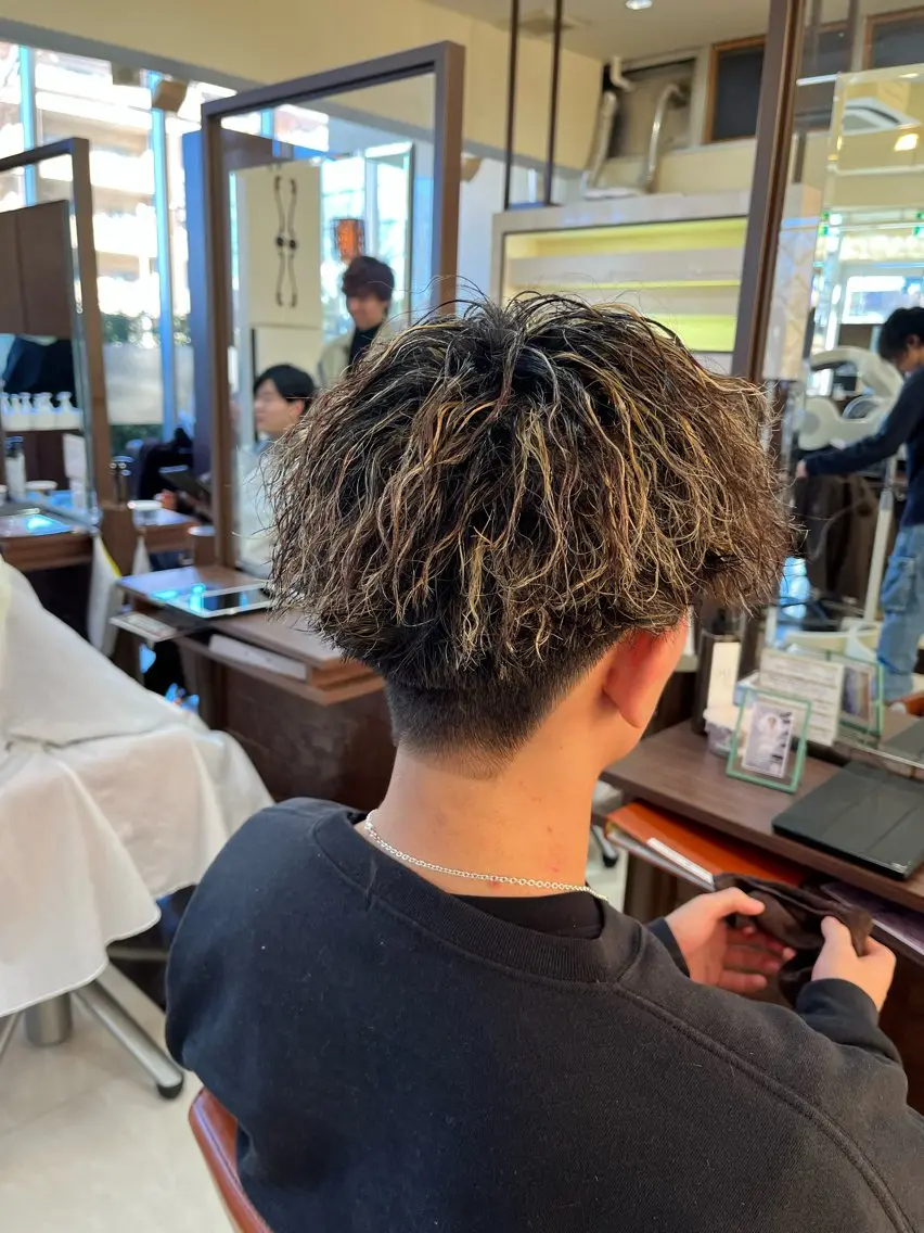 ショート カラー パーマ メンズ メンズメッシュ メンズパーマ ツイストスパイラルパーマ メッシュ スパイラルパーマ 🧊メンズ特化🧊 高木航希のヘアスタイル