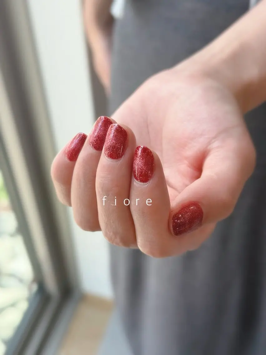 ネイル マグネットネイル 赤色 ハンドネイル fiore Yuriのネイルデザイン