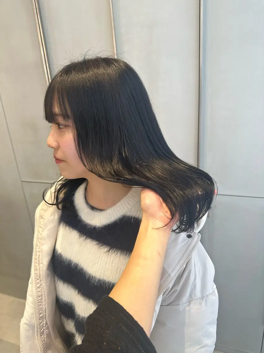セミロング カラー ヘアカラー トリートメント ヘッドスパ ヘアセット ミオ💎ショート 透ける暗髪のヘアスタイル