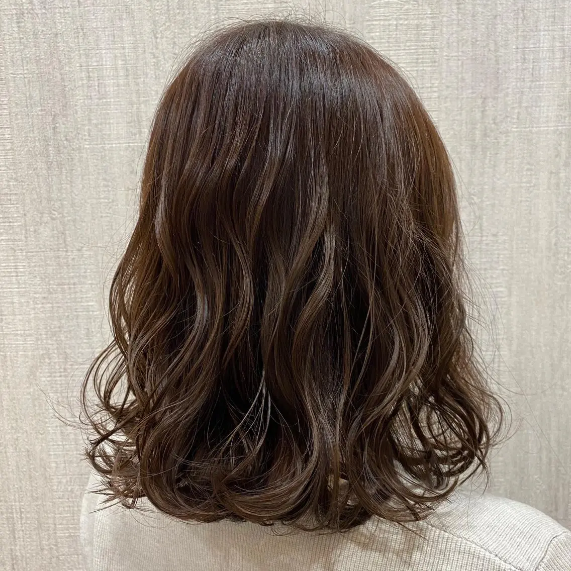 ミディアム カット ヘアカラー 🫧透け感⋆艶髪💎 山口アヤカのヘアスタイル