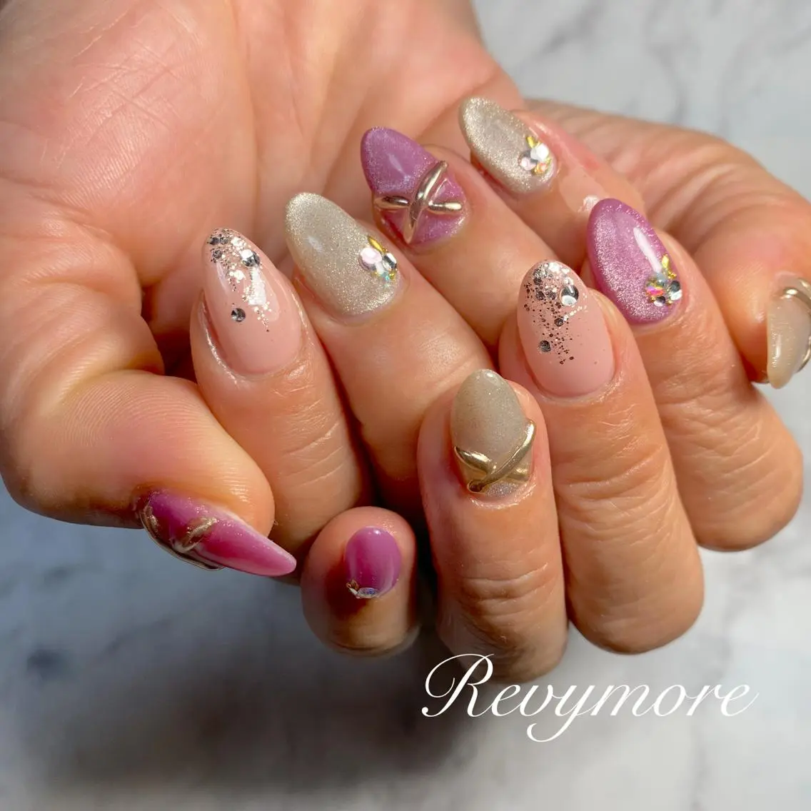 ミディアム ネイル 韓国風ヘア アートネイル ジェルネイル キラキラネイル 韓国ネイル nail salon Revymoreのネイルデザイン