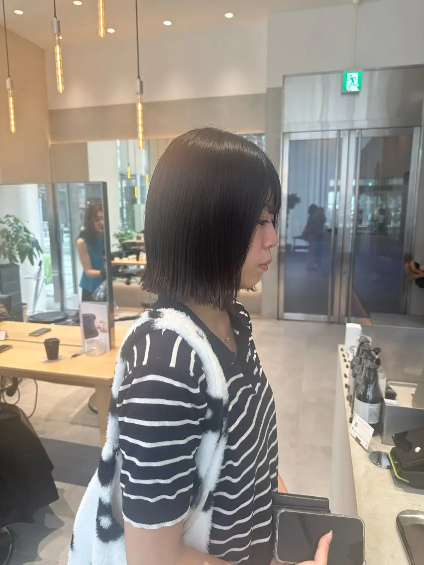 ミディアム カット ヘアカラー トリートメント ヘッドスパ ヘアセット ミオ💎ショート 透ける暗髪のヘアスタイル