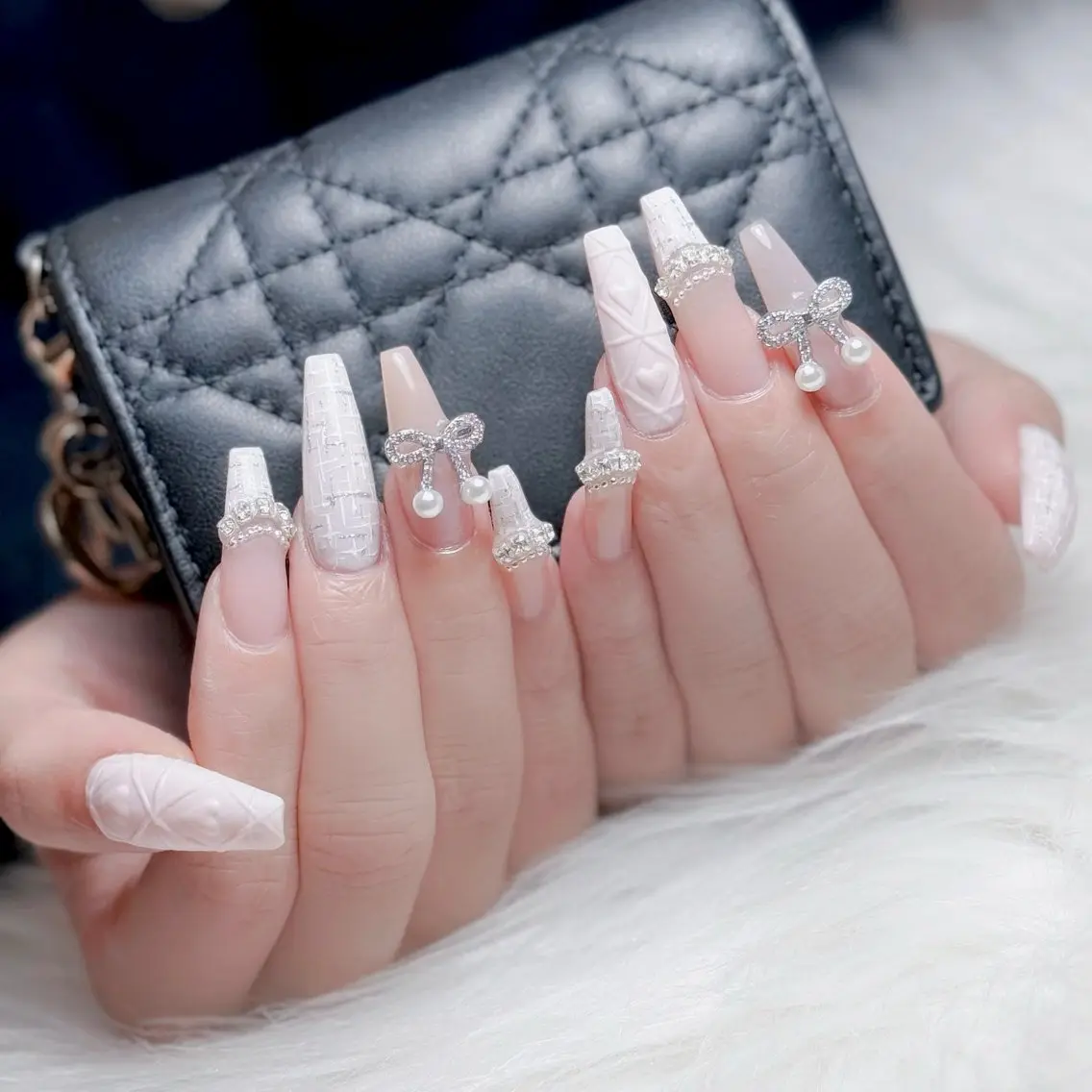 ネイル ガーリー キラキラネイル ピンク リボン ワンホンネイル nailsalon ChuColaのネイルデザイン