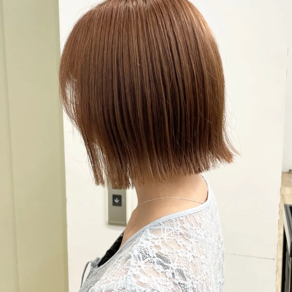 ショート カラー 切りっぱなしボブ ベージュカラー 透明感カラー ハイトーンカラー ハイトーンベージュ カット ヘアカラー トリートメント 艶髪/髪質改善 ナカムラのヘアスタイル