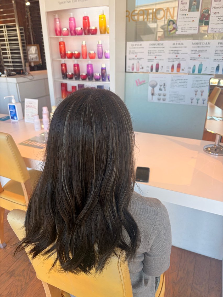 カラー 岡田 紗奈のヘアスタイル