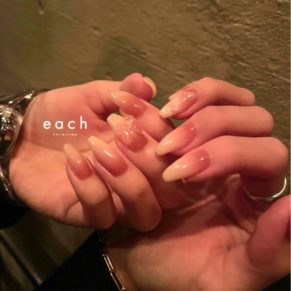 𝐡𝐚𝐧𝐝 花びらネイル🪷🤍の写真