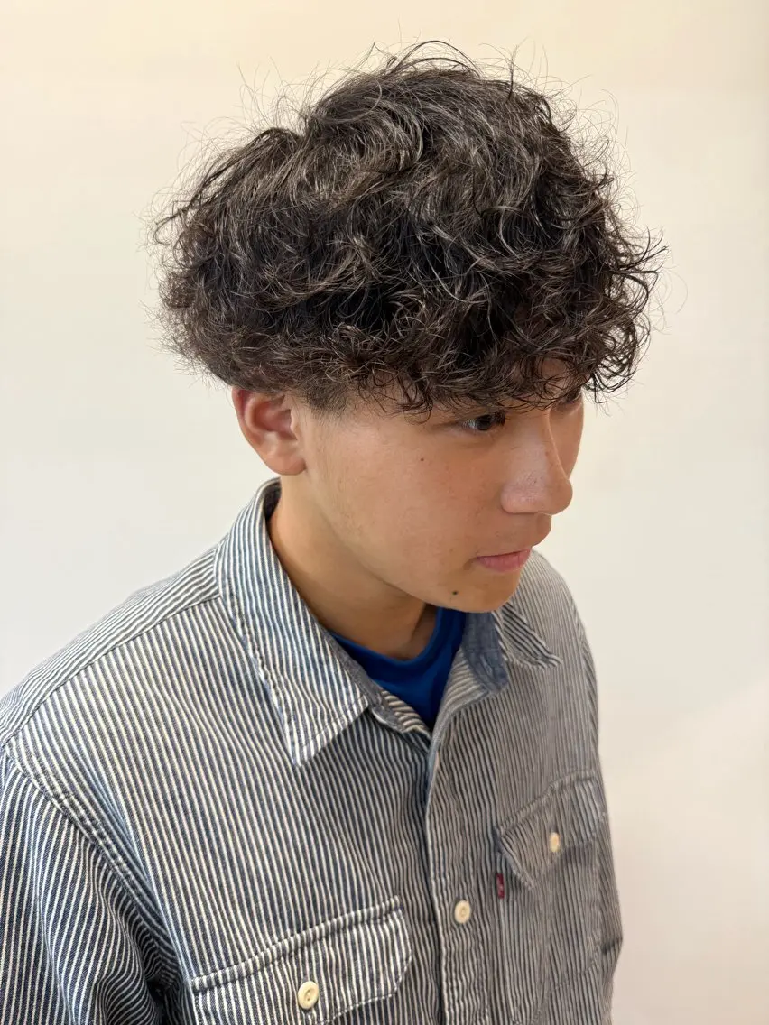 パーマ メンズ メンズパーマ スパイラルパーマ カット パーマ 透明感カラー レイヤー亀井唯登のヘアスタイル