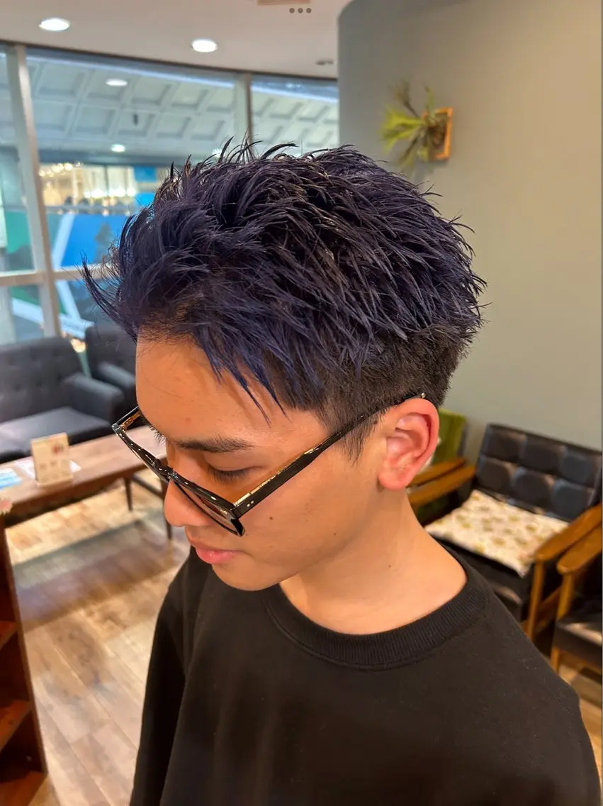 ショート カラー メンズ メンズパーマ スパイキーショート 黒髪 ブルーカラー ブルーブラック ヘアカラー 鶴田 将清のヘアスタイル