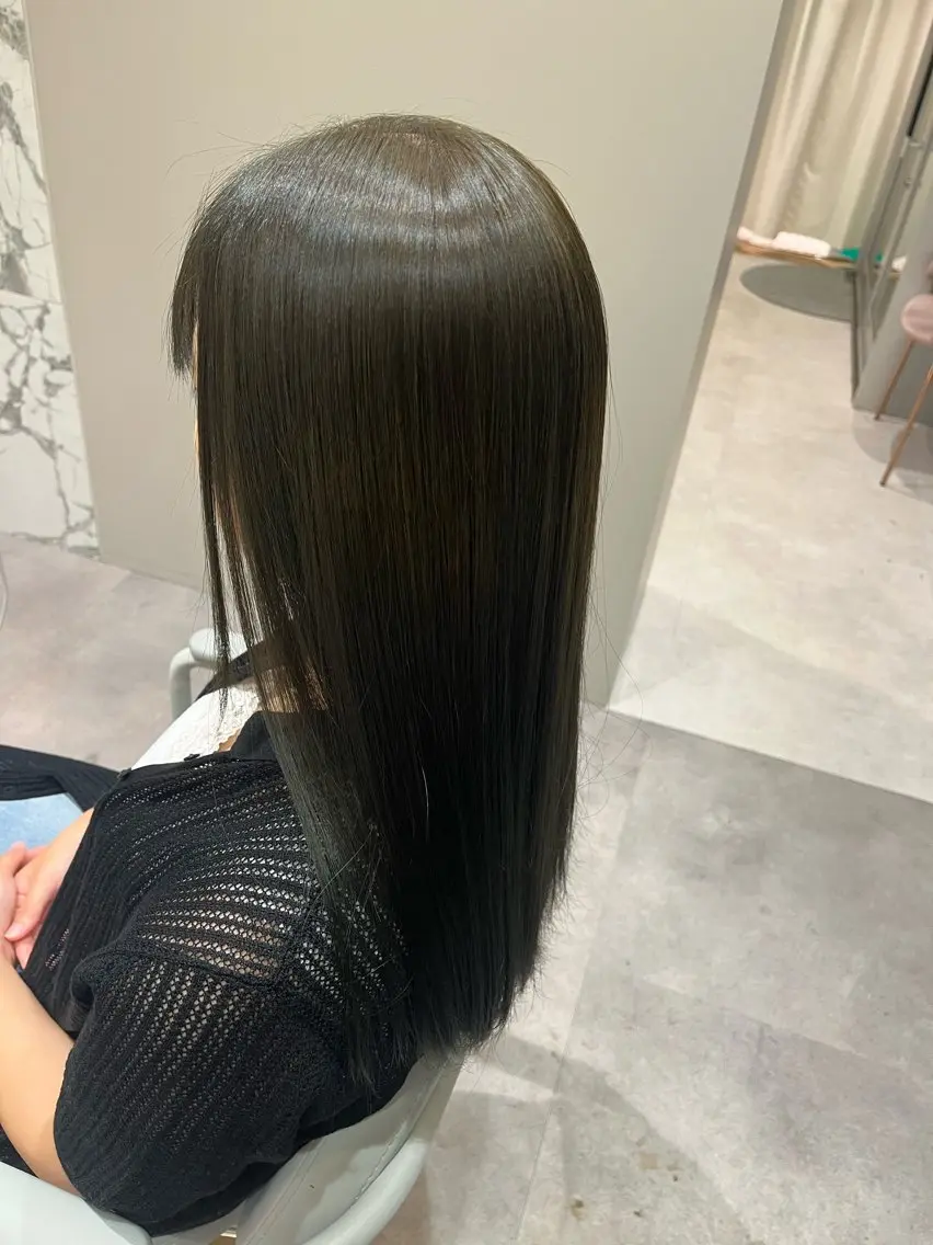 ロング カラー ベージュカラー オリーブベージュ 縮毛矯正 星 希愛のヘアスタイル
