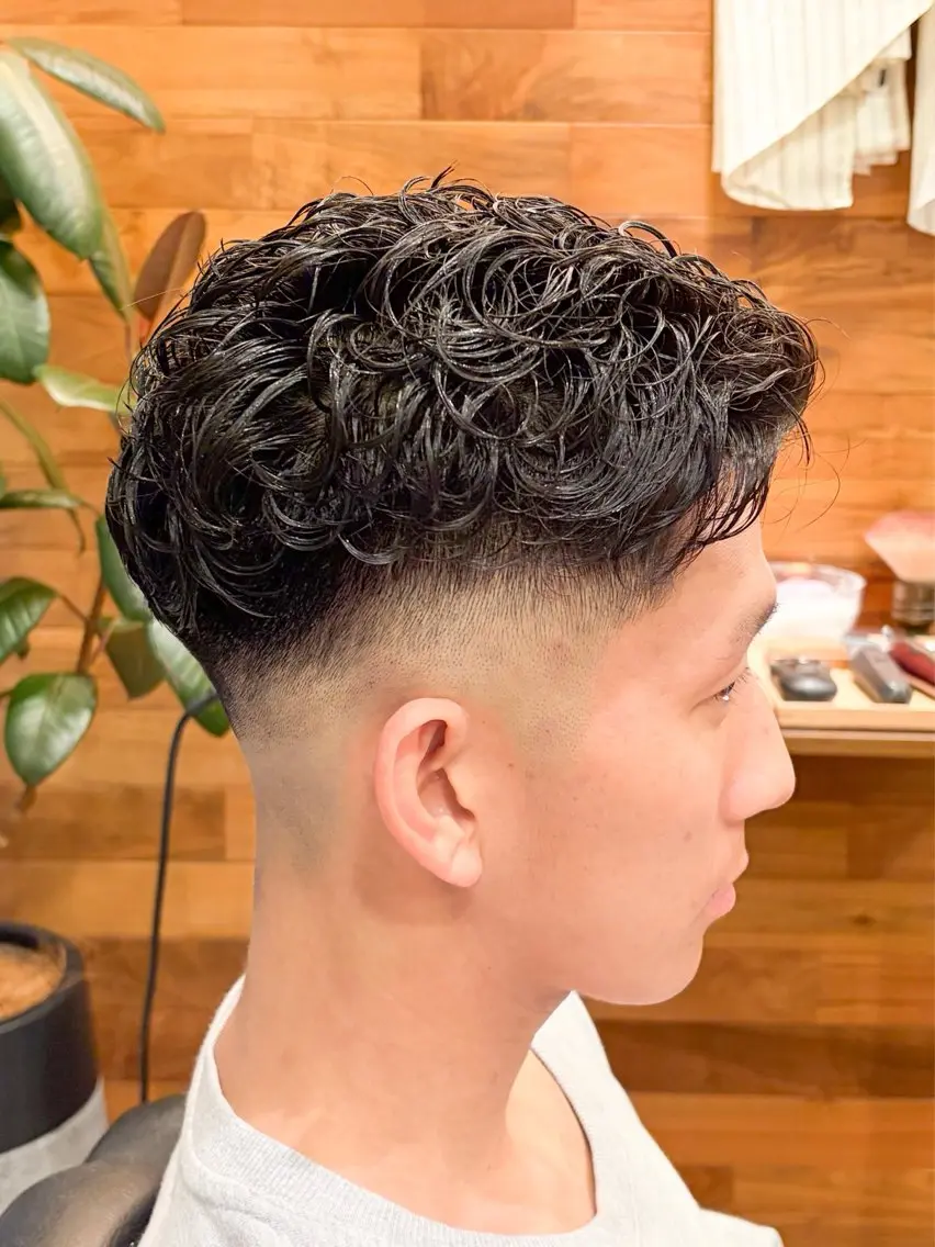 ショート パーマ メンズ オールバック フェードカット メンズパーマ スキンフェード カット パーマ 三宮メンズカット ヨシイッキのヘアスタイル