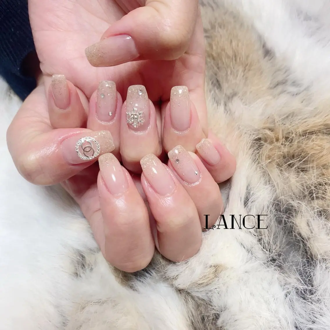 ミディアム ネイル クリスマス オーロラネイル フレンチネイル ワンホンネイル 冬ネイル Lance nailのネイルデザイン
