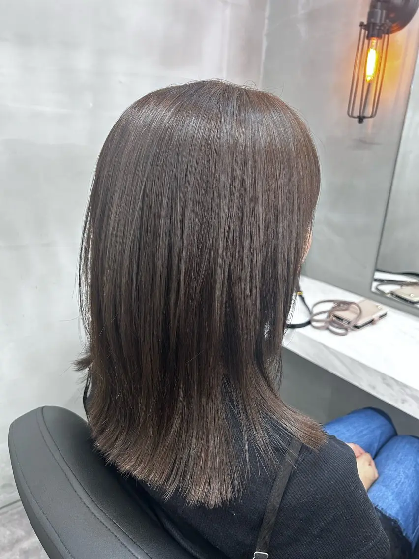 ミディアム カラー ミディアムレイヤー ベージュカラー 透明感カラー オリーブベージュ 髪質改善 ヘアカラー トリートメント 冨永 直矢のヘアスタイル