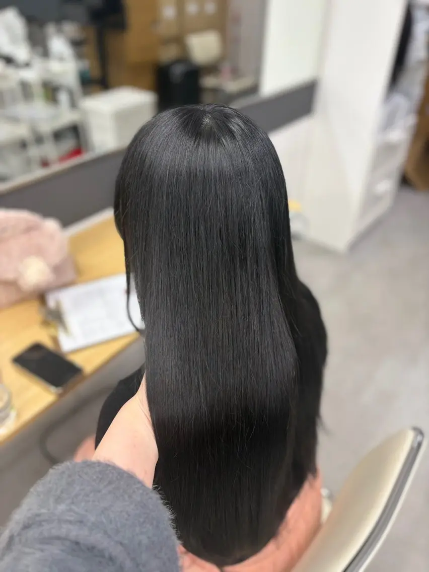 【黒染めしたくない人必見】次も明るくできる暗髪カラー🖤の写真