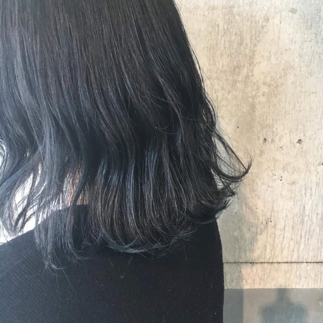ミディアム カラー ネイビーカラー 相川 愛実のヘアスタイル