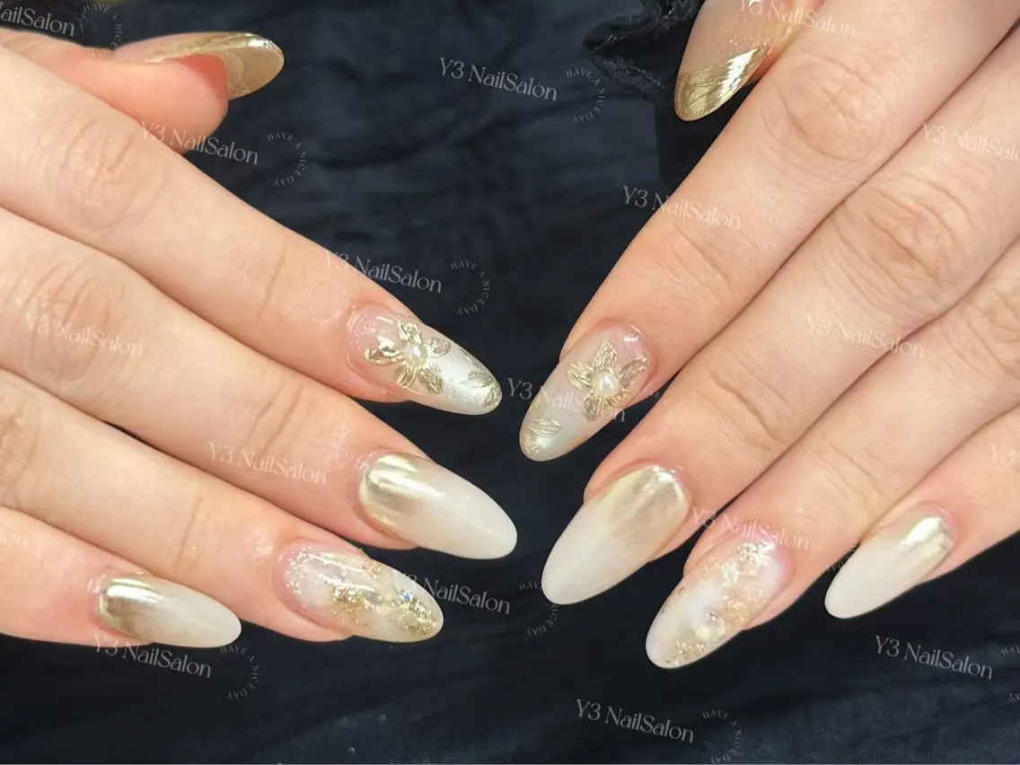 ネイル フラワーネイル ゴールド ゴージャス グラデーション キラキラネイル ハンドネイル Y3 NailSalonのネイルデザイン