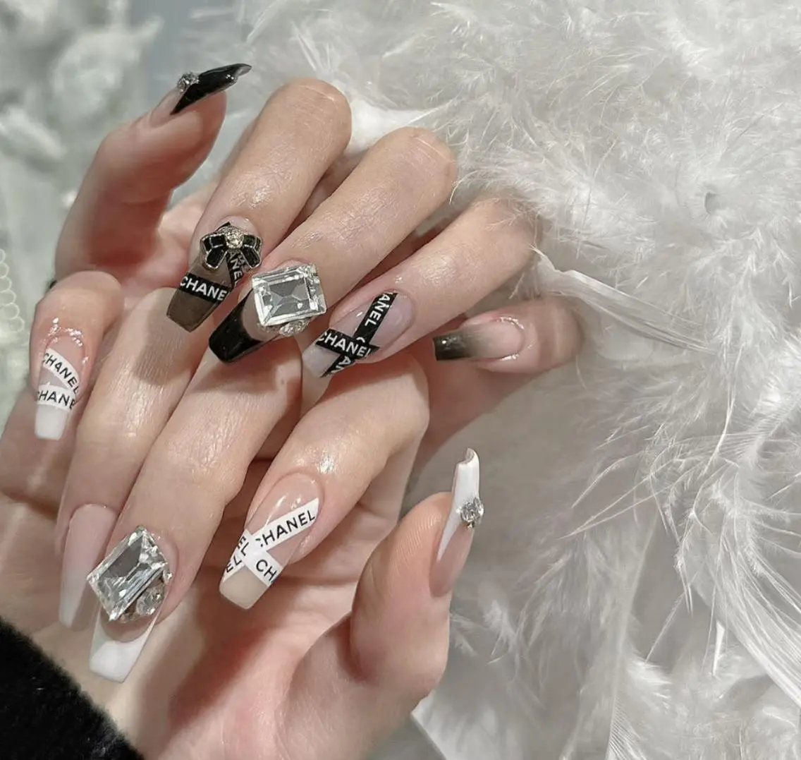 ネイル アートネイル 長さ出し ネイルチップ Queen‘s なんのネイルデザイン