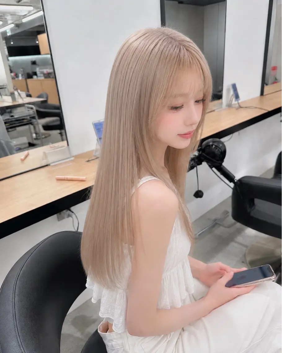 ロング カラー ベージュカラー ブリーチ 透明感カラー ハイトーンカラー ホワイトベージュ ヘアカラー トリートメント ハイトーン/ホワイト /ブルー/りくとのヘアスタイル