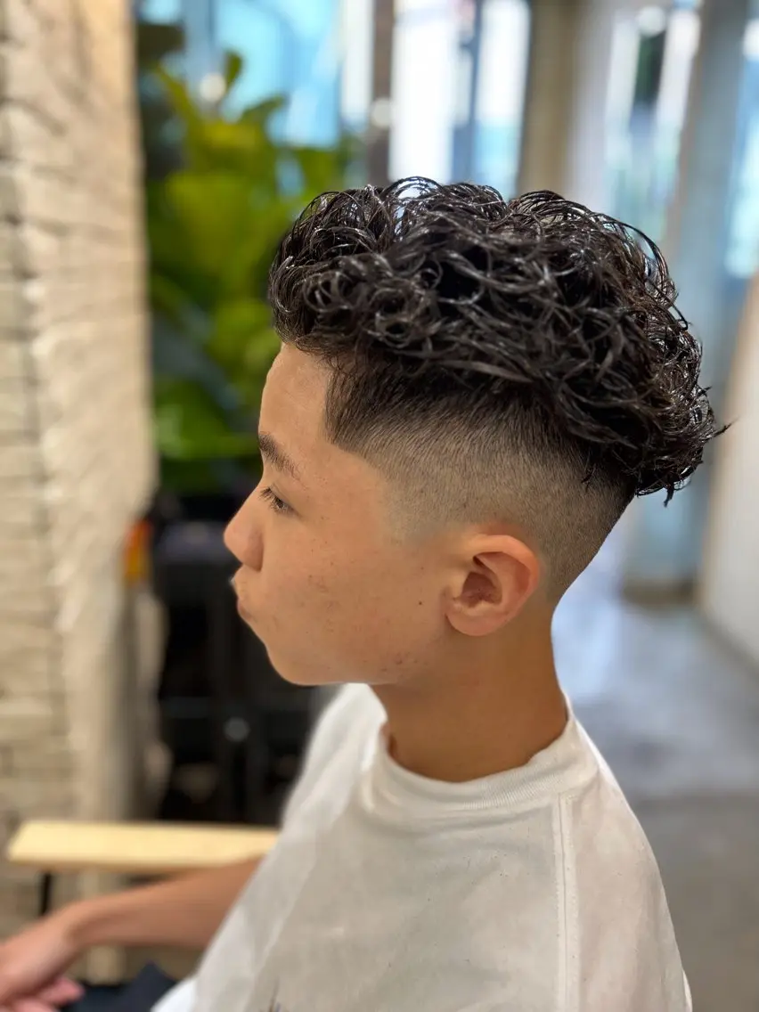 ミディアム パーマ メンズ ミディアムパーマ フェードカット メンズパーマ カット パーマ lana hair 新宿/髪質改善のヘアスタイル