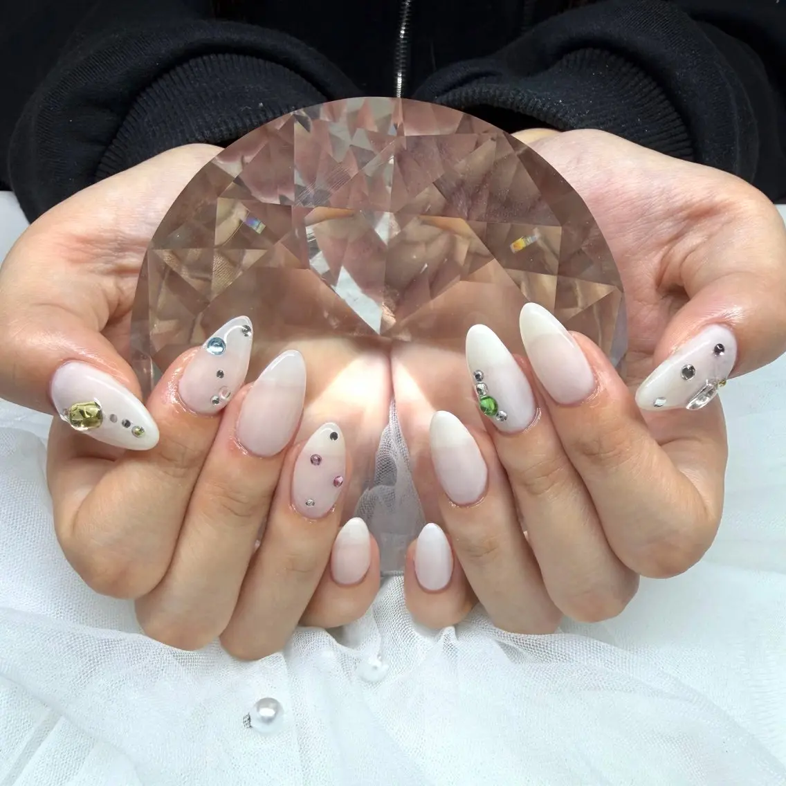 ネイル ワンカラーネイル ストーンネイル ホワイト ハンドネイル LINK Sakura🌸のネイルデザイン