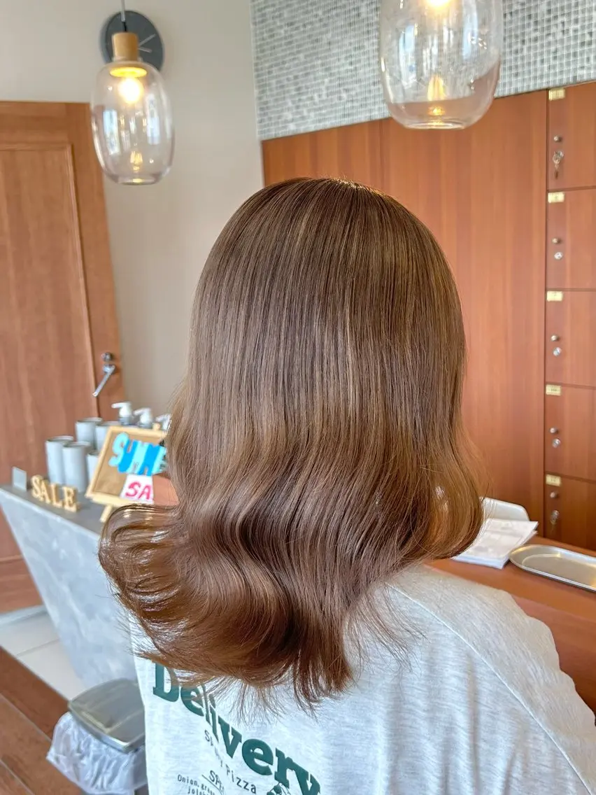 ミディアム カラー ベージュカラー ブリーチ 透明感カラー ミルクティーベージュ ヘアカラー トップスタイリスト 林すずかのヘアスタイル