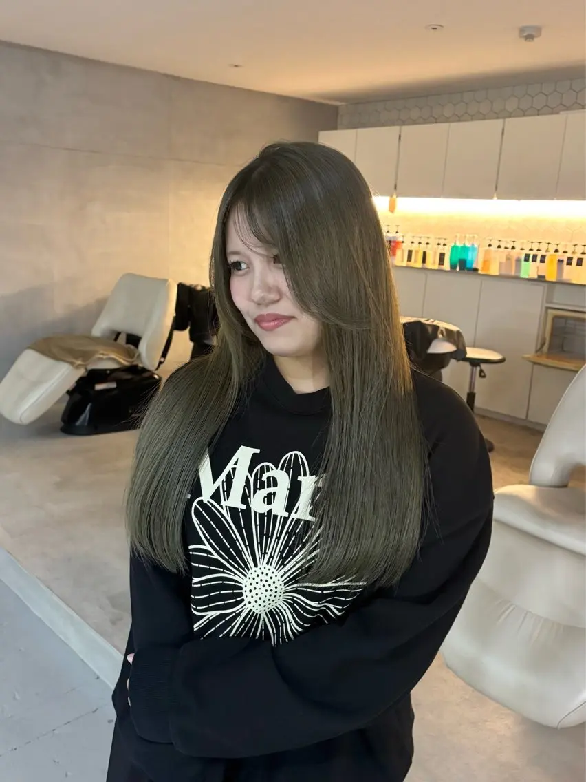 ロング カラー ベージュカラー ブリーチ 透明感カラー オリーブベージュ 井上 愛梨のヘアスタイル