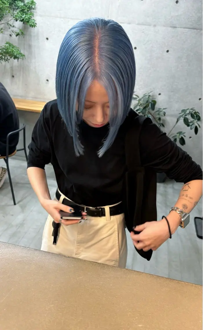 ミディアム カラー ヘアアレンジ 切りっぱなしボブ ブリーチ ブルーカラー ボブ son hair HIROEのヘアスタイル