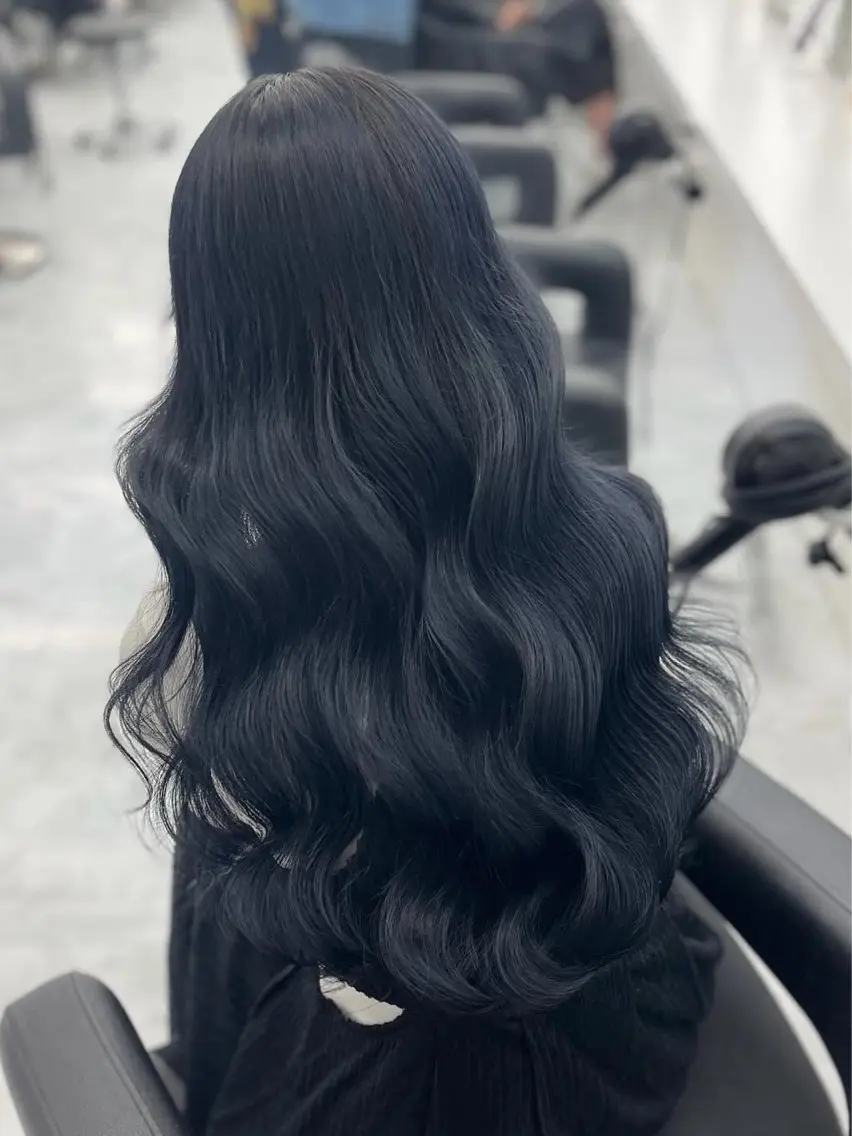 ロング カラー 黒髪 ブルーカラー ブルーブラック レッドカラー くびれヘア ヘアカラー トリートメント ヘアセット 髪質改善Ⅰ透明感 艶カラーⅠたつやのヘアスタイル