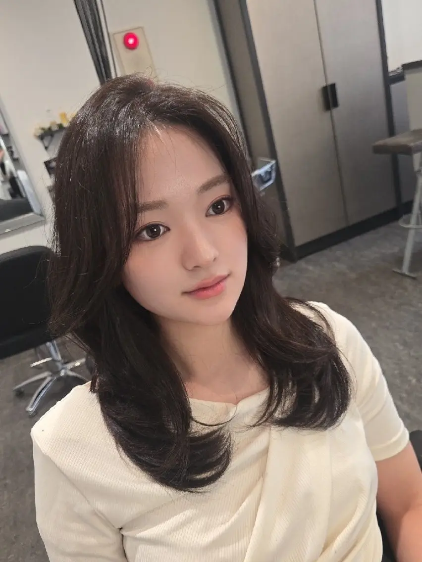 セミロング 韓国風ヘア レイヤーカット カット LEE HANAのヘアスタイル