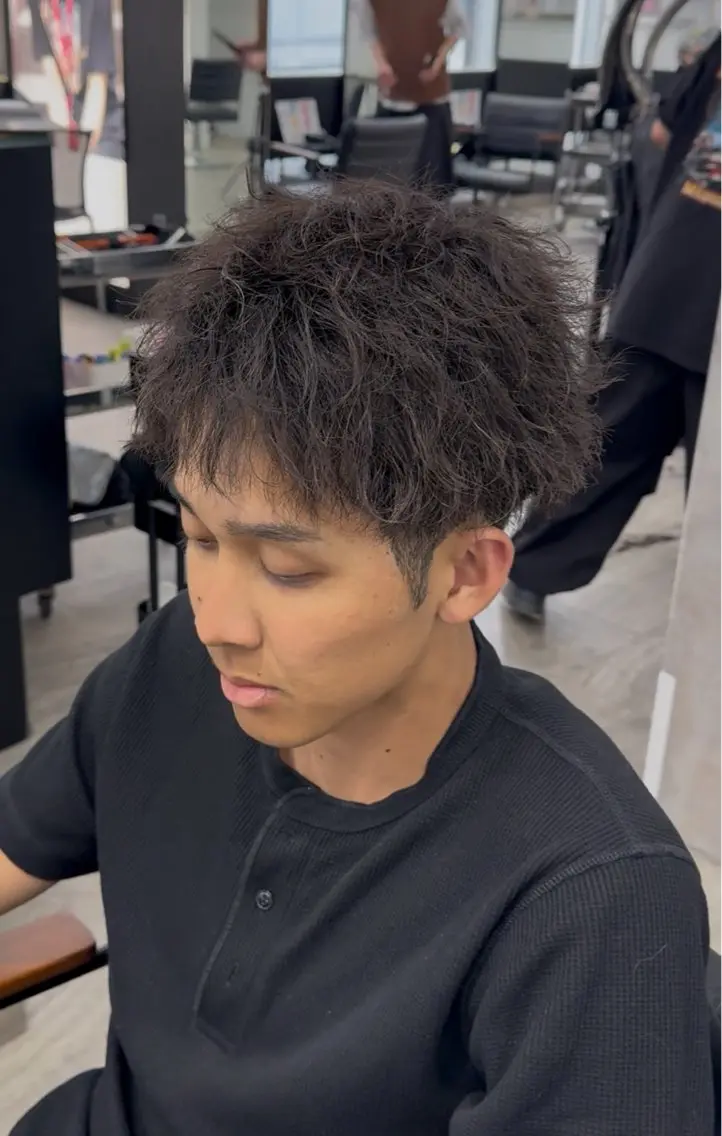 パーマ メンズ アップバング メンズパーマ スパイキーショート カット パーマ メンズヘア カット、パーマ特化のヘアスタイル
