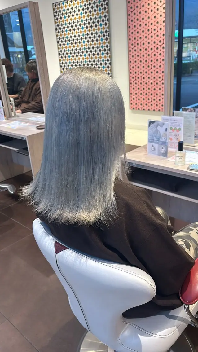 ミディアム カラー ブリーチ シルバー トリートメント 渡部 優衣のヘアスタイル