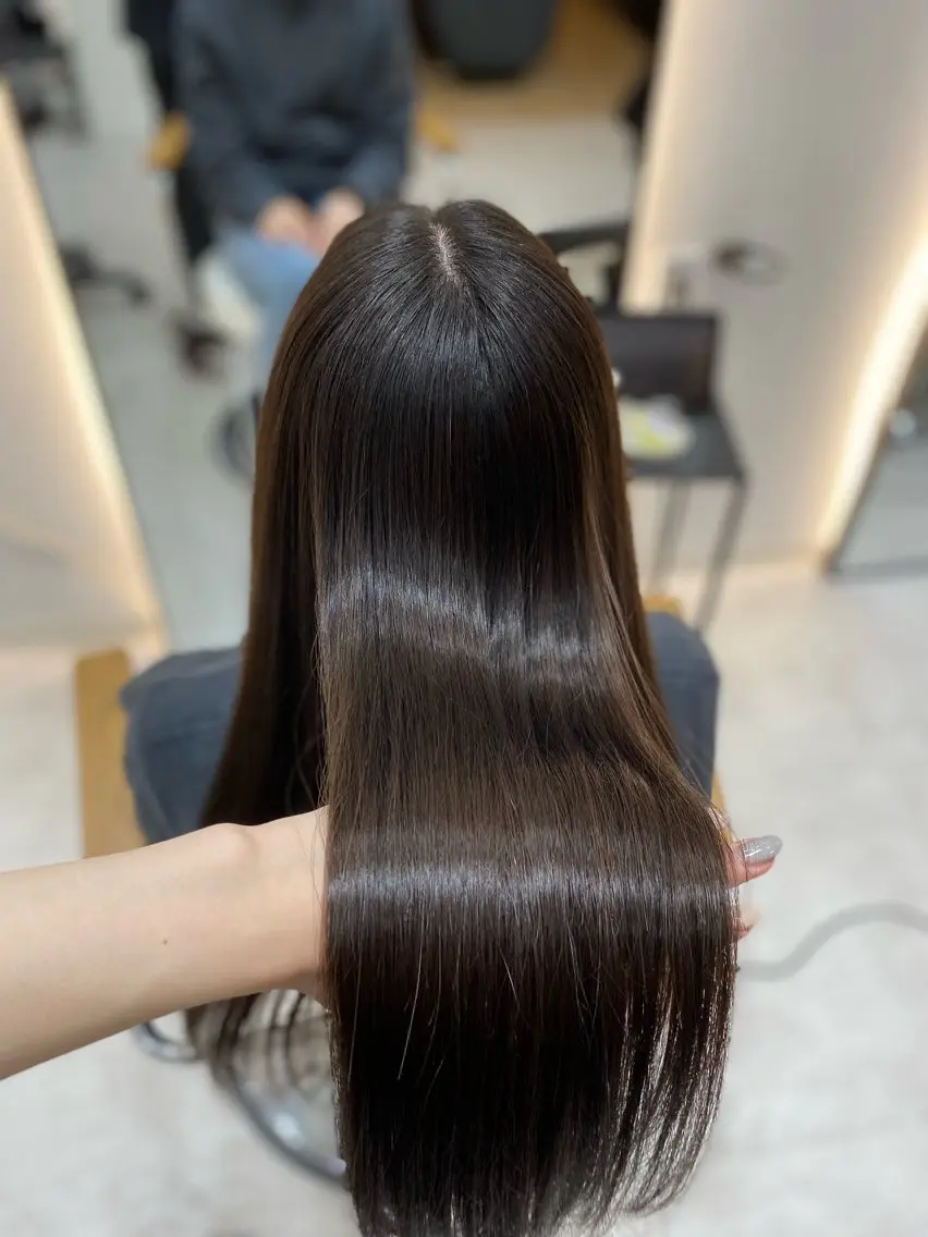 ロング パーマ 顔周りカット 縮毛矯正 艶髪・透明感カラー・ 韓国ヘア・Yuriのヘアスタイル
