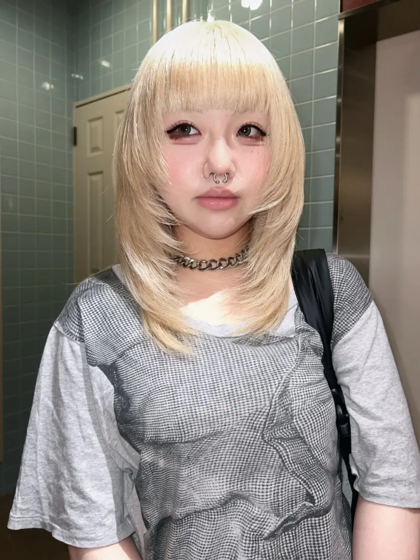セミロング カラー ブリーチ ブロンド ハイトーンカラー レイヤーカット シャギー 🪽デザインカラー/ ブリーチ/陽向🪽のヘアスタイル