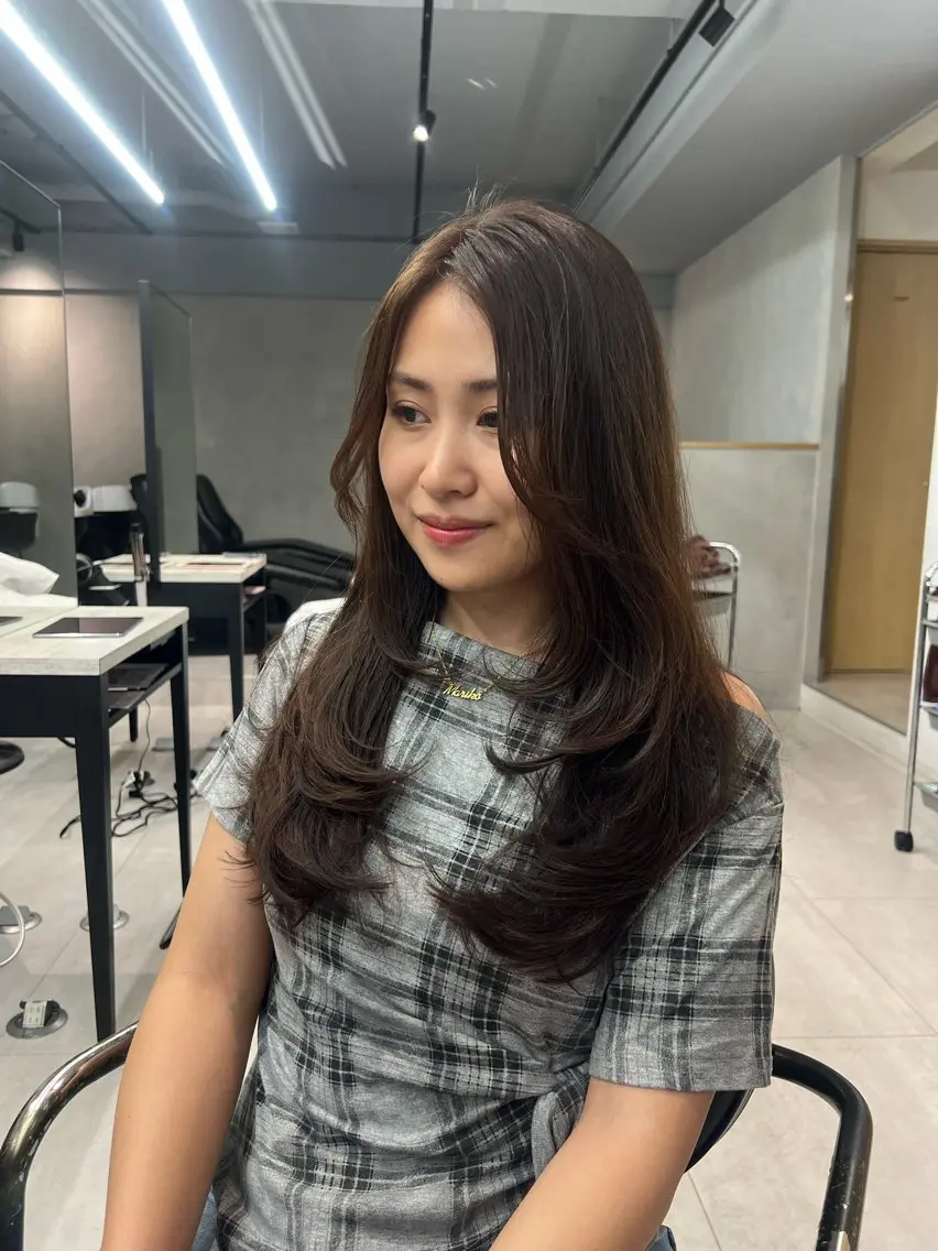 ロング カラー カット ヘアカラー トリートメント 小森聖奈 韓国風レイヤーカットのヘアスタイル