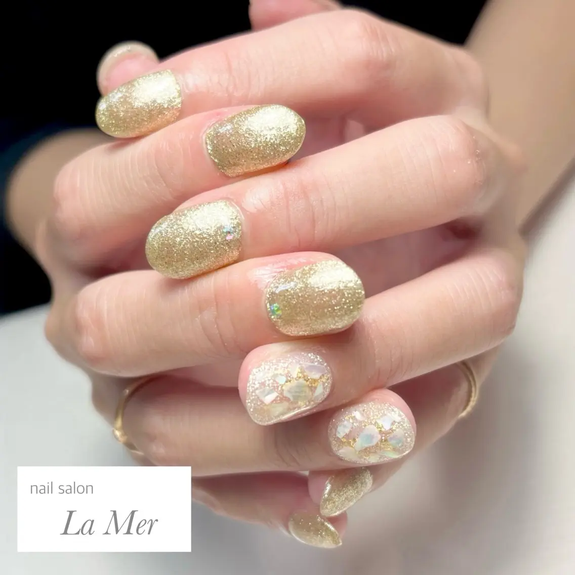 ネイル オーロラネイル ゴールド ラメ(グリッター) シンプルネイル 夏ネイル ハンドネイル nailsalon La Merのネイルデザイン