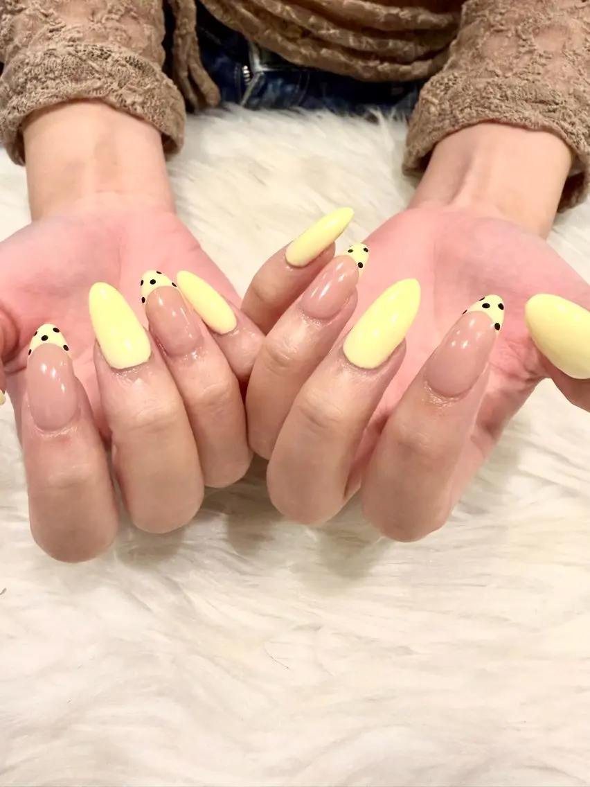 ネイル ドット フレンチネイル 黄色 ハンドネイル Nobody_ Yuiのネイルデザイン