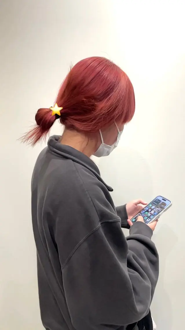 カラー ヨシノ マナウのヘアスタイル