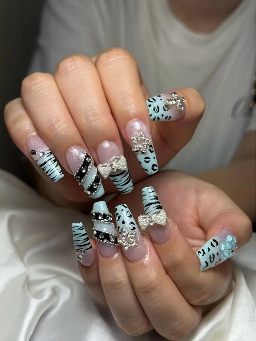 ネイル チークネイル 長さ出し フットネイル ジェルネイル 卒業式 𝓐𝓷𝓻𝓲 XiinhNailのネイルデザイン