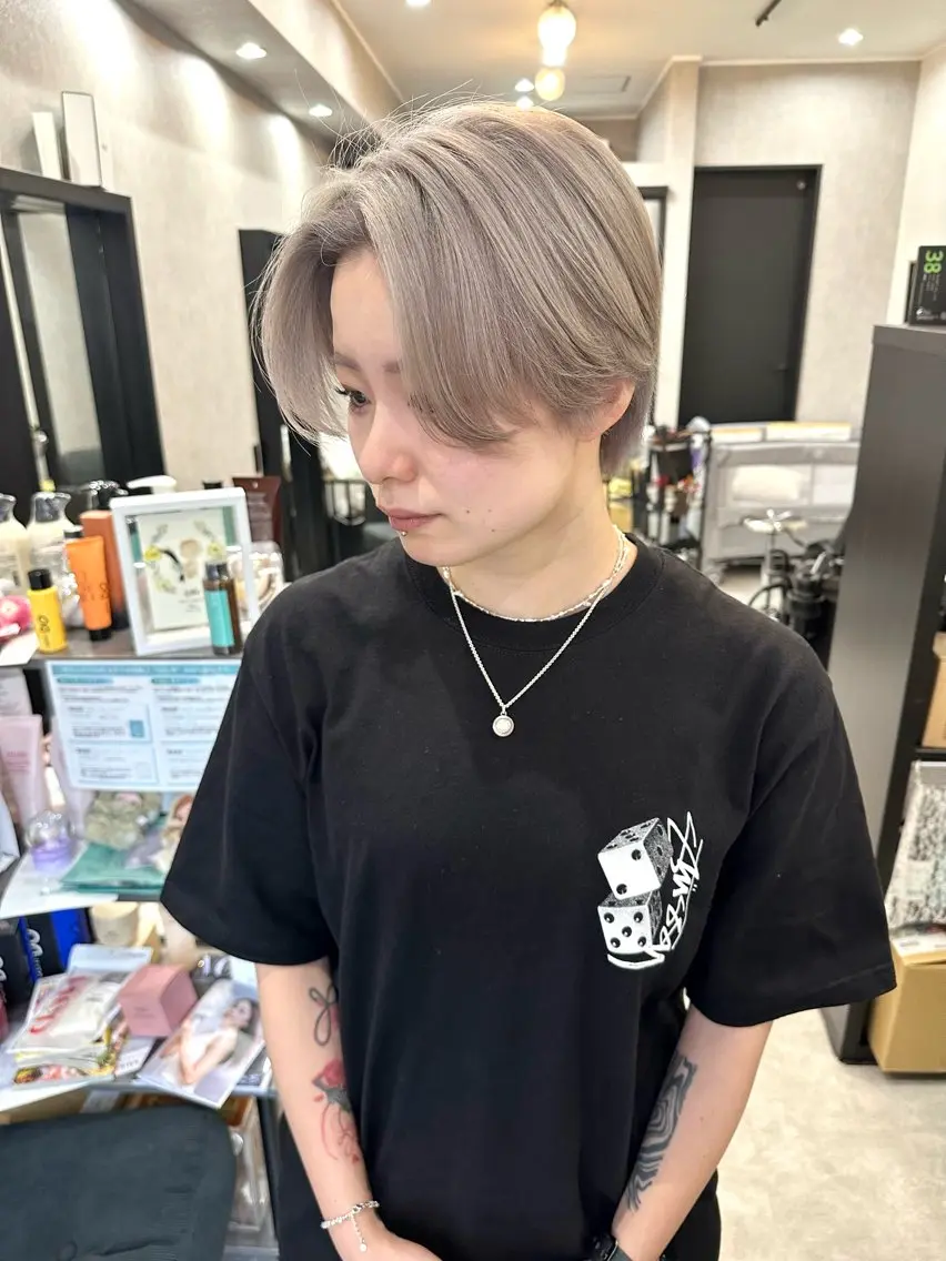 ショート サワダ サトミのヘアスタイル