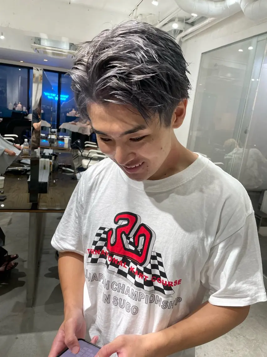 ショート カラー メンズ メンズバレイヤージュ メンズブリーチ センターパート フェードカット メンズハイライト スパイラルパーマ 🌐hina⭐️のヘアスタイル