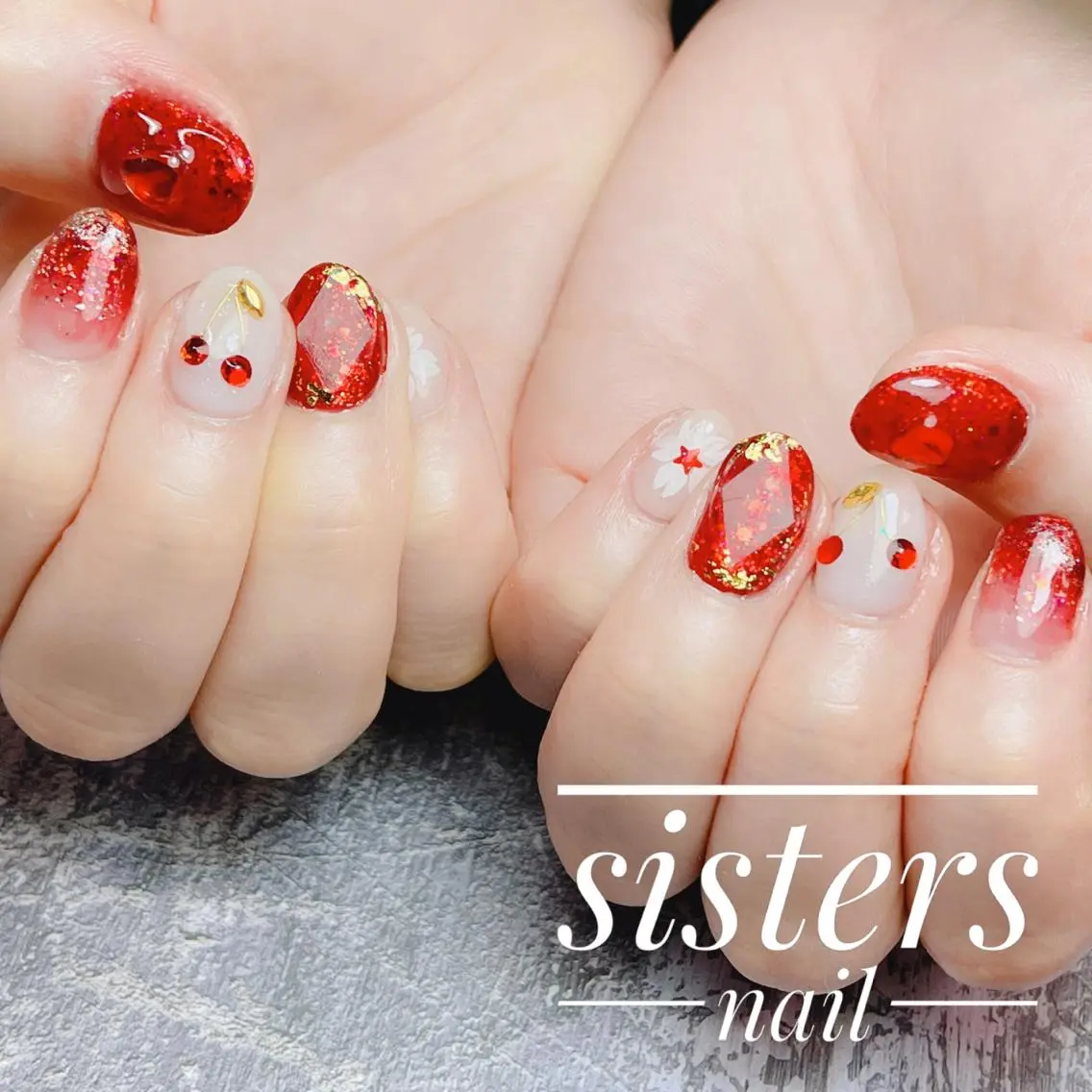 ネイル アートネイル カジュアル キラキラネイル ニュアンスネイル 赤色 ハンドネイル ハンドケア sisters nail.fのネイルデザイン